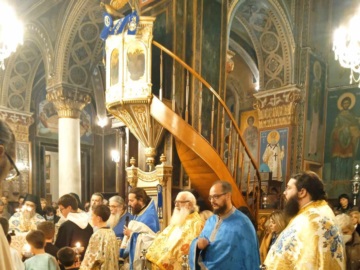Πιστοί και κλήρος από όλη την Αίγινα στον Εσπερινό του Ιερού Ναού του Αγίου Νικολάου των Ψαριανών