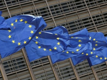 Ευρωβαρόμετρο: Οι 7 και πλέον στους 10 Έλληνες πιστεύουν ότι η χώρα ωφελήθηκε από την ένταξη στην Ευρωπαϊκή Ένωση