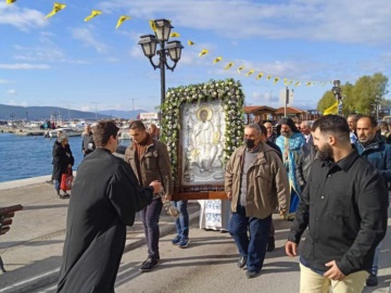 Αίγινα: Μεγαλοπρέπεια και πλήθος πιστών στην λιτανεία της αγίας εικόνας του Αγίου Νικολάου (ΦΩΤΟ)