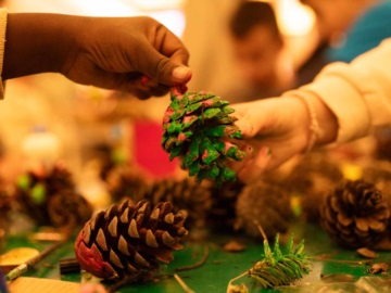 Καθετή - Πόρος: Παιδιά κατασκεύασαν χριστουγεννιάτικα στολίδια από φυσικά ηλικά 