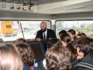 Επισκέψεις μαθητών σε πλοία της Ακτοπλοΐας ενόψει του Αγίου Νικολάου - Μαζί με τη Δόμνα Μιχαηλίδου