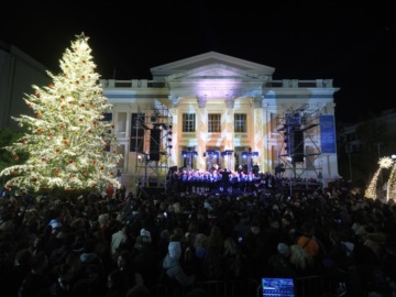    Στον Πειραιά το πιο φωτεινό  Χριστουγεννιάτικο δένδρο!