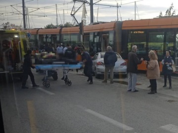 Μια νεκρή και ένας άντρας σοβαρά τραυματίας σε σύγκρουση τραμ με ΙΧ στο Παλαιό Φάληρο