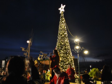 Με την φωταγώγηση του χριστουγεννιάτικου δένδρου η έναρξη των εορταστικών εκδηλώσεων του δήμου Αίγινας στην παλιά προβλήματα