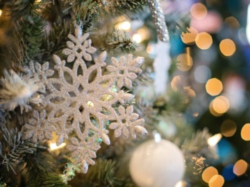 Βιώσιμες πρακτικές για τα φετινά Χριστούγεννα – Συμβουλές ανακύκλωσης των πιο συνηθισμένων εορταστικών αντικειμένων