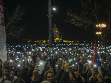 Σερβία: Ο Βούτσιτς καταγγέλλει &quot;έγχρωμη επανάσταση&quot; οργανωμένη από τη Δύση – Συγκρούσεις με την Αστυνομία