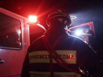 Φωτιά εκδηλώθηκε τα ξημερώματα σε σπίτι στη Σαλαμίνα – Νεκρό εντοπίστηκε ένα άτομο