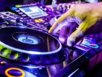 Γλυφάδα: Γνωστός DJ έσπασε στο ξύλο πρώην σύντροφό του σε κλαμπ - Πήγε στην Αστυνομία μέσα στα αίματα