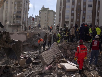 Τούρκος δημοσιογράφος: Άνθρωποι παγιδευμένοι κάτω από τα ερείπια μου στέλνουν μηνύματα για να τους σώσω 