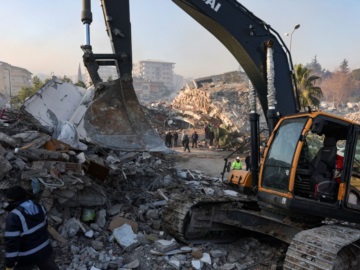 Σεισμός στην Τουρκία: «Εξόφθαλμες αστοχίες – Κτίρια 20 ορόφων πάνω σε ένα από τα πιο επικίνδυνα ρήγματα του πλανήτη»