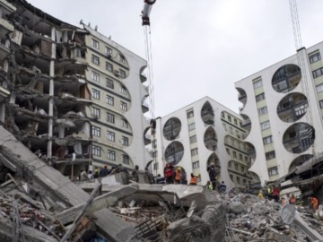 Δύο γυναίκες ανασύρθηκαν ζωντανές 122 ώρες μετά τον σεισμό
