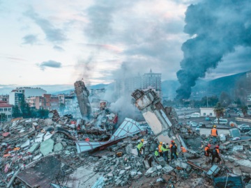 Σεισμός στην Τουρκία: Η τραγωδία μόλις άρχισε - Οργή κατά Ερντογάν για τους «φιλικούς εργολάβους»