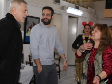 Ο Δήμαρχος Πειραιά Γιάννης Μώραλης σε αποκριάτικες  εκδηλώσεις των Κέντρων Αγάπης και Αλληλεγγύης