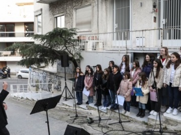Μια αγκαλιά αλληλεγγύης άνοιξε απόψε μπροστά στο σπίτι του Μίκη Θεοδωράκη έως την Τουρκία και τη Συρία (Video)