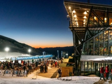 Το τριήμερο της Καθαράς Δευτέρας το Χιονοδρομικό Κέντρο Παρνασσού υποδέχεται τους επισκέπτες του με Νυχτερινό Σκι