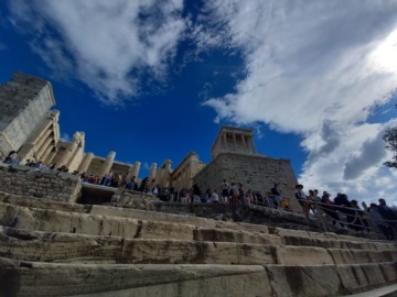 Guardian: Θεαματική τουριστική ανάπτυξη της Ελλάδας – Τι δηλώνει ο Βασίλης Κικίλιας