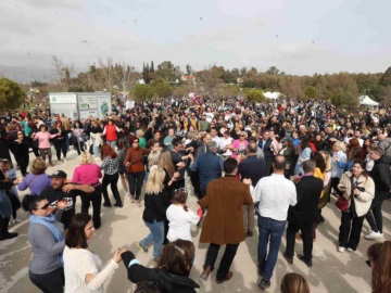 Πλήθος κόσμου στη μεγάλη γιορτή, της Περιφέρειας Αττικής, για τα Κούλουμα στο Μητροπολιτικό Πάρκο Αντώνης Τρίτσης 