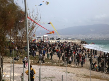 Πλήθος κόσμου γιόρτασε τα Κούλουμα με παραδοσιακό γλέντι και φεστιβάλ χαρταετών στην παραλία της Φρεαττύδας