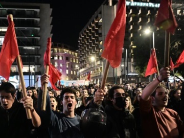“ΕΓΚΛΗΜΑ”: Οργή χιλιάδων νέων σε Αθήνα, Θεσσαλονίκη και άλλες πόλεις για την τραγωδία των Τεμπών – Αμαύρωσε το πένθος η επέμβαση των ΜΑΤ