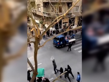 Βίντεο: Γερανός της ΕΛ.ΑΣ. πέφτει πάνω σε κάδους ανάμεσα σε διαδηλωτές