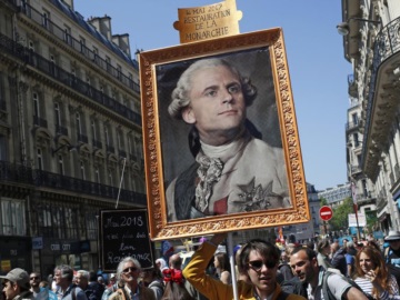 Γαλλία: Ζόρια για τον Μακρόν - Αντιμέτωπος με προτάσεις μομφής και την οργή των Γάλλων για το συνταξιοδοτικό