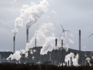 IPCC: Μπορούμε και πρέπει να μειώσουμε στο μισό τις παγκόσμιες εκπομπές ως το 2030