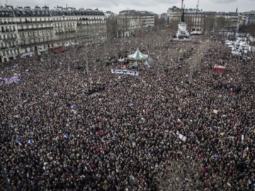 Στις φλόγες η Γαλλία – Μπλόκα, κινητοποιήσεις και καταλήψεις σε ολόκληρη τη χώρα – Στους δρόμους χιλιάδες διαδηλωτές εναντίον Μακρόν