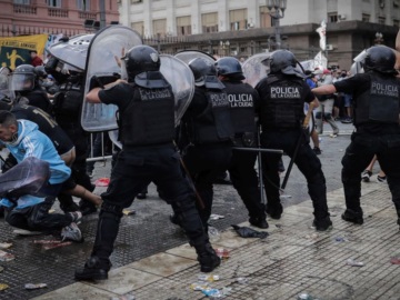 Πάνω από 120.000 διαδηλωτές τραυματίστηκαν από αστυνομικούς διεθνώς από το 2015, σύμφωνα με έκθεση