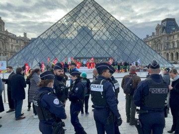 Διαδηλωτές απέκλεισαν το Μουσείο του Λούβρου στο Παρίσι