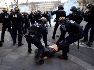 Γαλλία: Σε κώμα δύο διαδηλωτές – Παρέμβαση εισαγγελέα για την αστυνομική βία- Καταρρέει στις δημοσκοπήσεις ο Μακρόν