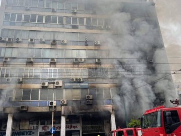 Πυρά του Διοικητικού Πρωτοδικείου Πειραιά για τη φωτιά στο κτίριο του 