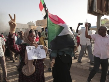 Χάος στο Σουδάν: Μάχες παραστρατιωτικών και στρατού, υπό κατάληψη κυβερνητικά κτίρια