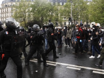 Γαλλία: Συγκρούσεις της αστυνομίας με διαδηλωτές στη φετινή Πρωτομαγιά 
