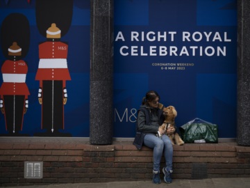Σε εορταστικούς ρυθμούς το Λονδίνο – Στη μία το μεσημέρι η τελετή στέψης του Βασιλιά Καρόλου