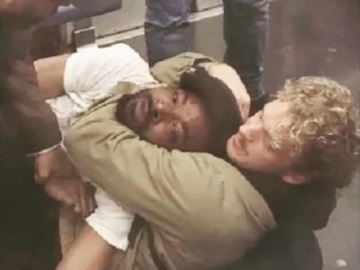 Ν.Υόρκη : Δικαιοσύνη ζήτησαν διαδηλωτές για τον άστεγο Αφροαμερικανό που στραγγαλίστηκε μέσα σε συρμό του μετρό