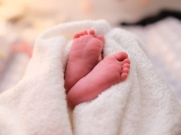 Βρετανία: Γεννήθηκε το πρώτο μωρό που φέρει το DNA τριών ανθρώπων