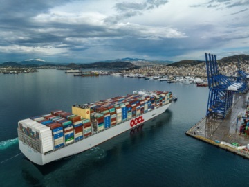 Ένα γιγάντιο containership στο λιμάνι του Πειραιά από την OOCL PIRAEUS