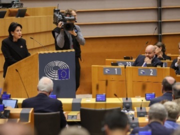 Η πρόεδρος της Γεωργίας ζητά να χορηγηθεί στη χώρα της καθεστώς υποψήφιας προς ένταξη στην ΕΕ - Για να προστατευθεί από τη Ρωσία