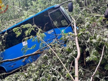 Τραγωδία στην Ιταλία – Λεωφορείο έπεσε σε γκρεμό 