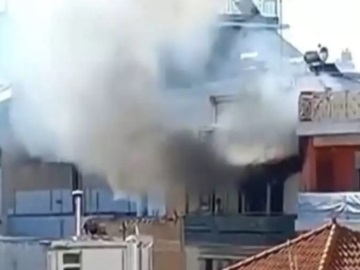 Υπό έλεγχο η φωτιά σε διαμέρισμα στον Πειραιά: Απεγκλωβίστηκε μία γυναίκα και τρία παιδιά