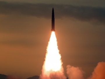 Το Ιράν αποκάλυψε τον πρώτο του υπερηχητικό βαλλιστικό πύραυλο