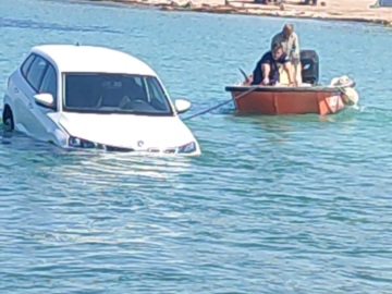 Αίγινα:Αυτοκίνητο έπεσε στη θάλασσα στην Αύρα.