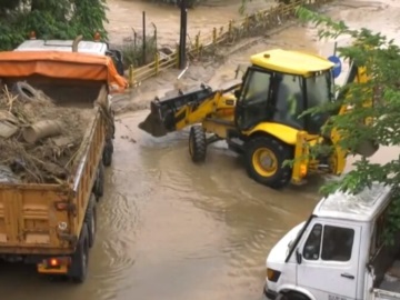 Πλημμύρες στη Θεσσαλονίκη: Υπερχείλισε ρέμα στον δήμο Παύλου Μελά – Προβλήματα σε δρόμους και σπίτια, παρασύρθηκαν ΙΧ