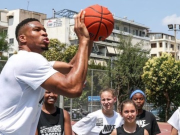 Ο Γιάννης Αντετοκούνμπο επέστρεψε στα Σεπόλια και έπαιξε μπάσκετ με παιδιά 