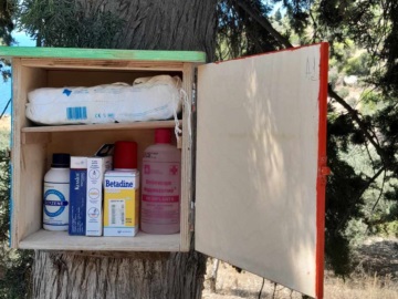 Σπέτσες: Ξύλινα κουτιά - φαρμακεία στα Μονοπάτια των Σπετσών 