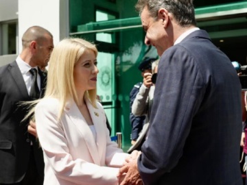 Στην Αθήνα η Κύπρια πρόεδρος της Βουλής και πρόεδρος του ΔΗΣΥ Α. Δημητρίου – Σειρά επαφών με τον πρωθυπουργό και υπουργούς