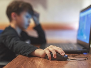 Δύο στα τρία παιδιά στην Ευρώπη έχουν υποστεί «σεξουαλική βλάβη» στο διαδίκτυο - Τι συμβουλεύουν οι ειδικοί