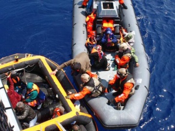 Τουλάχιστον ένας νεκρός και πέντε σε σοβαρή κατάσταση από βύθιση σκάφους μεταναστών στη Μάγχη