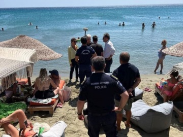 Τήνος: Μπαράζ ελέγχων σε παραλίες – Είχαν καταλάβει παράνομα 3.000 τ.μ. αιγιαλού