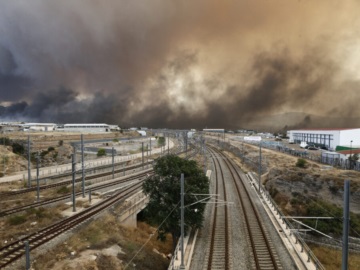 Ασπρόπυργος: Καίγονται εργοστάσια και αποθήκες – Έκλεισε η Αττική Οδός από την Ελευσίνα ως την περιφερειακή του Αιγάλεω